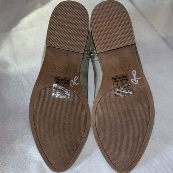 Boots Booties Neutral Gray Tan Soft Faux Suede Slip On Shoes Side Zip Size 8 - Picture 7 of 10